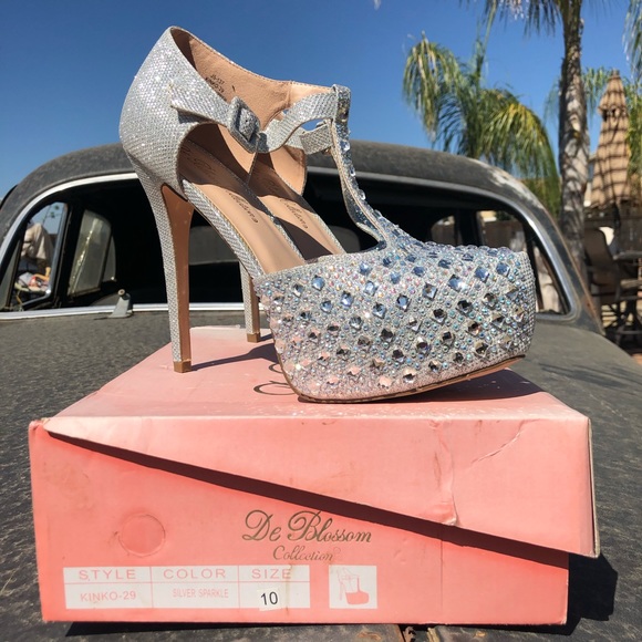 {De Blossom Collection} Sexy Silver Pin-Up Heels - Picture 3 of 5